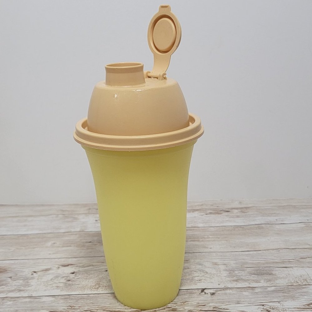 Vintage TUPPERWARE Quick Shake Container #844-9, Lid 564-37 Yellow